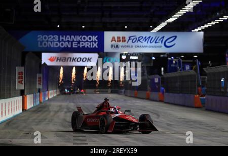 Am zweiten Tag des Hankook London E-Prix von 2023 auf dem Excel Circuit in London überquert Jake Dennis von Lawinen Andretti Formel E am Ende des Rennens die Linie. Foto: Sonntag, 30. Juli 2023. Stockfoto