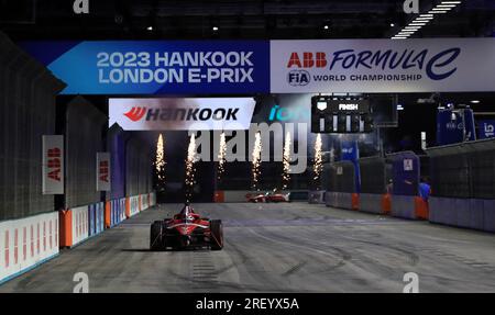 Am zweiten Tag des Hankook London E-Prix von 2023 auf dem Excel Circuit in London überquert Jake Dennis von Lawinen Andretti Formel E am Ende des Rennens die Linie. Foto: Sonntag, 30. Juli 2023. Stockfoto