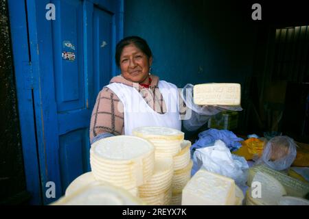 Cusco, Peru; 1. Januar 2023: Peruanischer Bio-Käse in einem Marktstand in der Stadt Cusco, Peru. Stockfoto