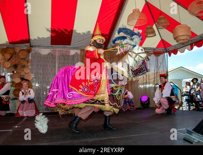 Kostümierte Teilnehmer einer historischen Nachstellung eines polnischen Erntefests führen in einer katholischen Kirche in Yorba Linda, Kalifornien, ethnische Tänze auf. Stockfoto