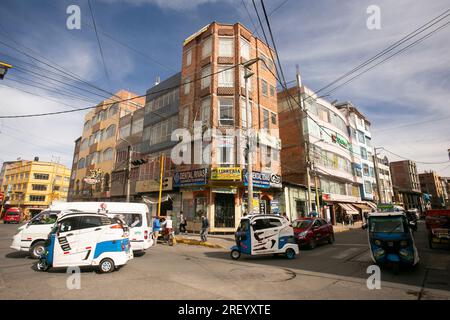 Puno, Peru 1. Januar 2023: Straße und Fassade eines Gebäudes in der Stadt Puno neben dem Titicacasee. Stockfoto