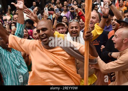 London, England, Großbritannien. 30. Juli 2023. Gläubige nehmen am Rathayatra Festival in London Teil, wo ein 40 Meter hoher, bunt gefärbter Holzwagen von Hand vom Hyde Park zum Trafalgar Square gezogen wird. Das Festival geht auf Tausende von Jahren zurück und stammt aus Puri, Indien, wo es immer noch stattfindet und jedes Jahr von Millionen von Liebhabern besucht wird. (Kreditbild: © Thomas Krych/ZUMA Press Wire) NUR REDAKTIONELLE VERWENDUNG! Nicht für den kommerziellen GEBRAUCH! Stockfoto