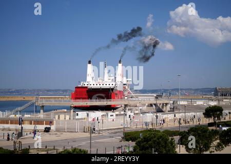 Korsische Autofähre im Hafen von Marseille, Frankreich Stockfoto