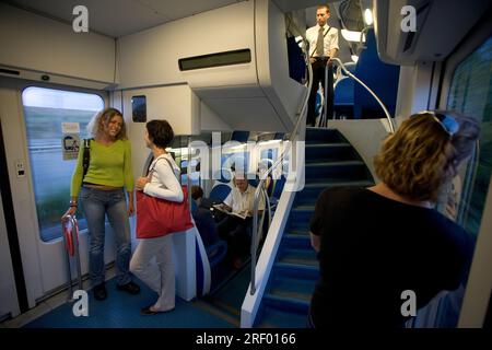 Passagiere, die in einem Doppelstockzug in Frankreich interagieren und sitzen. Stockfoto