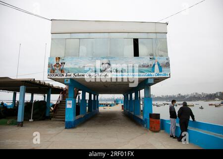 Lima, Peru; 1. Januar 2023: Tätigkeit der Fischereiindustrie im Hafen von Chorrios in der Stadt Lima in Peru. Stockfoto