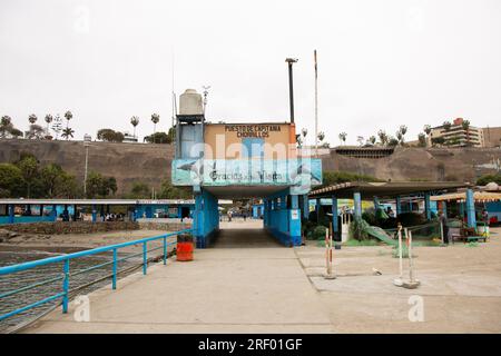 Lima, Peru; 1. Januar 2023: Tätigkeit der Fischereiindustrie im Hafen von Chorrios in der Stadt Lima in Peru. Stockfoto