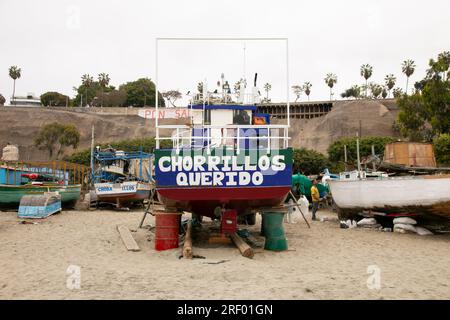 Lima, Peru; 1. Januar 2023: Tätigkeit der Fischereiindustrie im Hafen von Chorrios in der Stadt Lima in Peru. Stockfoto