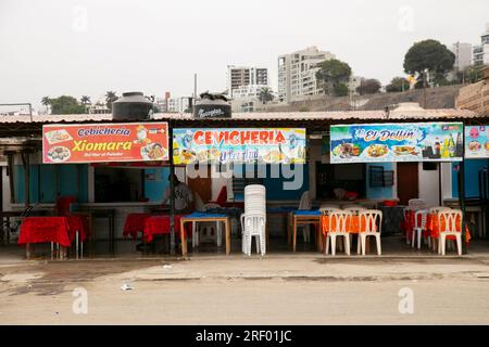 Lima, Peru; 1. Januar 2023: Traditionelles Restaurant Ceviche im Hafen von Chorrios in der Stadt Lima in Peru. Stockfoto