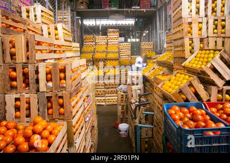 Lima, Peru; 1. Januar 2023: Gewerbliche Tätigkeit auf dem zentralen Obstmarkt der Stadt Lima in Peru. Stockfoto