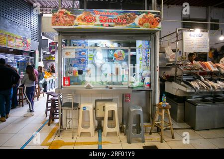 Lima, Peru; 1. Januar 2023: Ceviche Restaurant Stall auf dem Surquillo Markt in Lima, Peru. Stockfoto