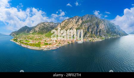 Landschaft mit Limone sul Garda Stadt, Garda See, Italien Stockfoto