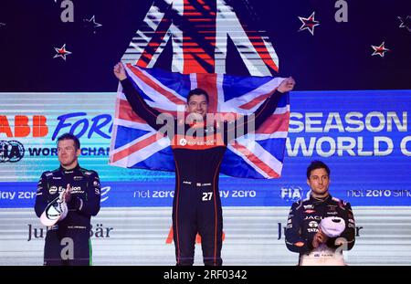 Jake Dennis von der Avalanche Andretti Formel E feiert nach dem Rennen am zweiten Tag des Hankook London E-Prix 2023 auf dem Excel Circuit in London den Weltmeister. Foto: Sonntag, 30. Juli 2023. Stockfoto