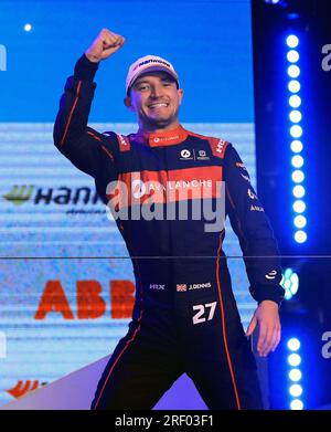 Der Jake Dennis von der Formel E von Lawinen Andretti feiert seinen dritten Platz im Rennen am zweiten Tag des Hankook London E-Prix 2023 auf dem Excel Circuit in London. Foto: Sonntag, 30. Juli 2023. Stockfoto