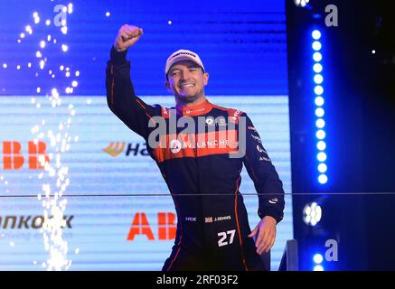 Der Jake Dennis von der Formel E von Lawinen Andretti feiert seinen dritten Platz im Rennen am zweiten Tag des Hankook London E-Prix 2023 auf dem Excel Circuit in London. Foto: Sonntag, 30. Juli 2023. Stockfoto