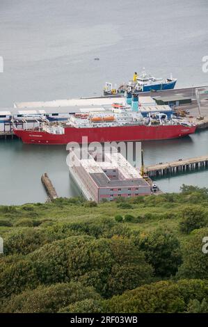 Am 18. Juli 2023 wurde das umstrittene Unterbringungsschiff Bibby Stockholm im Hafen von Portland festgemacht, um 500 Migranten und Asylbewerber unterzubringen. Dorset. Stockfoto