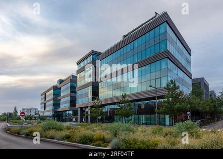 Außenansicht des Gebäudes, in dem sich der internationale Hauptsitz von Carrefour befindet, einem französischen multinationalen Einzelhandels- und Großhandelsunternehmen Stockfoto