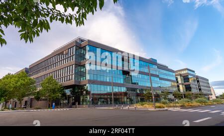 Außenansicht des Gebäudes, in dem sich der internationale Hauptsitz von Carrefour befindet, einem französischen multinationalen Einzelhandels- und Großhandelsunternehmen Stockfoto