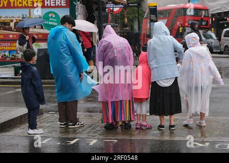 London, Großbritannien. 30. Juli 2023. Ein starker Regenschauer in Westminster führt auf den örtlichen Straßen zum Abfluss von Oberflächen. Kredit: Elfte Stunde Fotografie/Alamy Live News Stockfoto