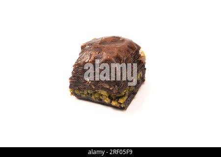 Türkische Schokoladenbaklava isoliert auf weißem Hintergrund. Stockfoto