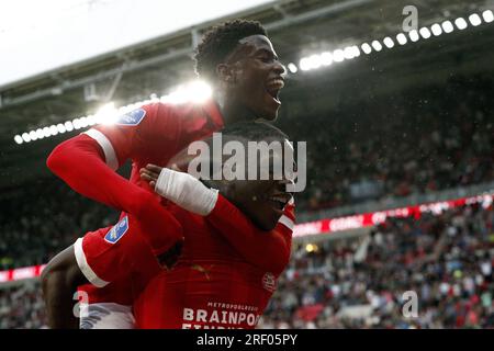 EINDHOVEN – Johan Bakayoko von PSV Eindhoven feiert am 30. Juli 2023 im Phillips-Stadion in Eindhoven, Niederlande, die 1-0 mit seinen Teamkollegen beim Freundschaftsspiel zwischen PSV Eindhoven und dem Nottingham Forest FC. ANP JEROEN PUTMANS Stockfoto