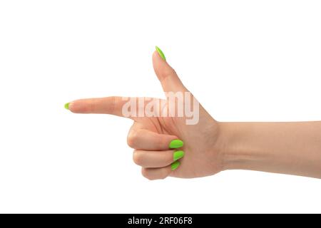 Die Hand einer Frau mit grünen Nolen hält ein winziges oder dünnes Objekt, isoliert auf weißem Hintergrund. Stockfoto