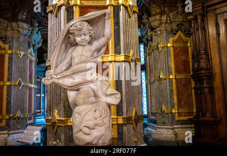 Sinaia, Rumänien - September 15 2022: Innenräume und ausgestellte Artefakte im Schloss Peles in Sinaia Stockfoto