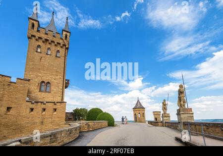 Straße zum Hohenzollerner Schloss Eingang auf dem Berggipfel im Sommer, in der Nähe von Stuttgart, Deutschland. Dieses Schloss ist ein berühmter deutscher Mond Stockfoto