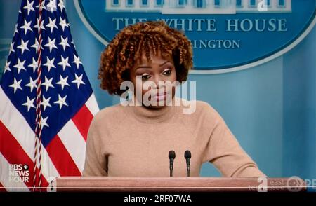 Ein Internet-Screenshot einer PBS-NewsHour-Story über Pressesprecherin Karine Jean-Pierre im Weißen Haus. Stockfoto