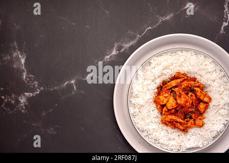 Fotografie von Blankokoessen mit Reis, Basmati, Hühnchen, Eintopf, Auflauf, Herzhaftes Essen, Curry, Tomaten, Soße, hausgemacht, asiatisch, scharf, Fleisch Stockfoto