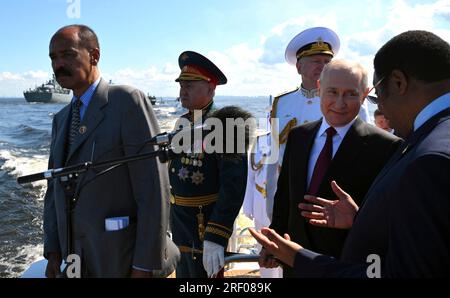 St. Petersburg, Russland. 30. Juli 2023. Der russische Präsident Wladimir Putin, 2. Rechts, spricht mit dem eritreischen Präsidenten Isaias Afwerki, richtig, während der Navy Day-Feiern auf dem Marineschneider Raptor am 30. Juli 2023 in St. Petersburg, Russland. Kredit: Alexander Kazakov/Kreml Pool/Alamy Live News Stockfoto