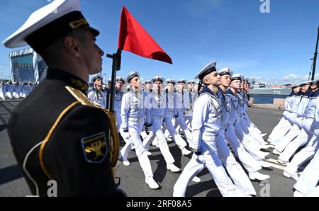 St. Petersburg, Russland. 30. Juli 2023. Russische Marinesoldaten marschieren am Rezensionsstand vorbei während der Feierlichkeiten zum Navy Day am Senatsplatz, 30. Juli 2023 in St. Petersburg, Russland. Kredit: Alexander Kazakov/Kreml Pool/Alamy Live News Stockfoto