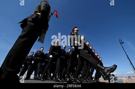 St. Petersburg, Russland. 30. Juli 2023. Russische Marinesoldaten marschieren am Rezensionsstand vorbei während der Navy Day Feiern am Senatsplatz, 30. Juli 2023 in St. Petersburg, Russland. Kredit: Alexander Kazakov/Kreml Pool/Alamy Live News Stockfoto