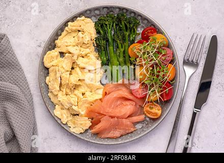 Fotografie des Frühstücks, Rührei; Brunch; Omelette; geräuchert; Lachs; Brokkoli, Tomaten, Kresse, Salat, Hintergrund Stockfoto