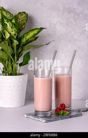 Lebensmittelfotografie von Milchshake, Protein, Shake, Himbeere, Smoothie, Joghurt, natürlich, Kalzium, Lifestyle, süß, Getränke, Erdbeeren, Milchprodukte, Sahne, gl Stockfoto