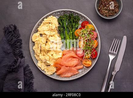 Fotografie des Frühstücks, Rührei; Brunch; Omelette; geräuchert; Lachs; Brokkoli, Tomaten, Kresse, Salat, Hintergrund Stockfoto