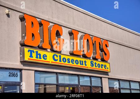 Springfield, Missouri - 22. März 2019: Big Lots Einzelhandelsgeschäfte. Big Lots ist eine Rabattkette, die Lebensmittel, Möbel und Haushaltswaren verkauft. Stockfoto