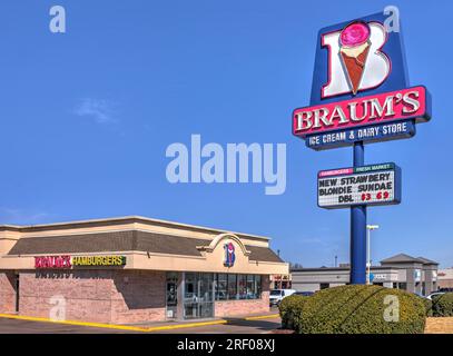 Springfield, Missouri - 22. März 2019: Braum's Restaurant, Außenschild und Markenlogo. Braum's ist eine amerikanische Eisrestaurant-Kette. Stockfoto