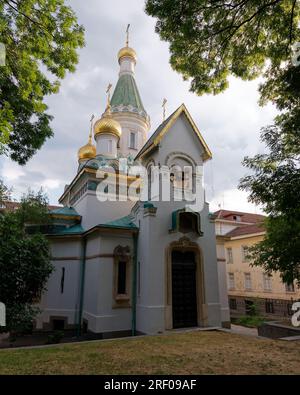 Außenansicht der russischen Kirche St. Nikolaus der Wundertäter in einem Park in Sofia, Bulgarien, 30. Juli 2023 Stockfoto