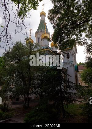 Außenansicht der russischen Kirche St. Nikolaus der Wundertäter in einem Park in Sofia, Bulgarien, 30. Juli 2023 Stockfoto