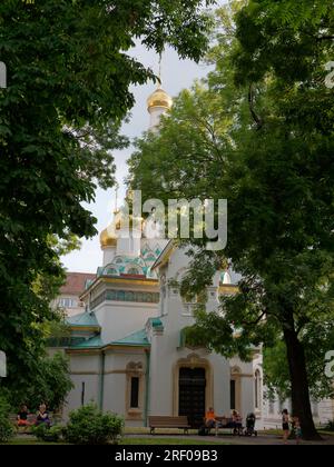 Außenansicht der russischen Kirche St. Nikolaus der Wundertäter in einem Park in Sofia, Bulgarien, 30. Juli 2023 Stockfoto