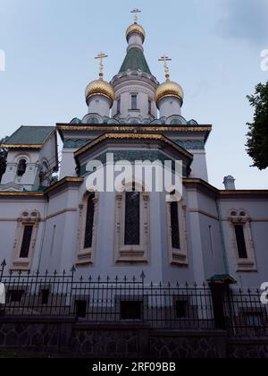 Außenfassade der Kirche St. Nikolaus der Wundertäter Russische Kirche in Sofia, Bulgarien, 30. Juli 2023 Stockfoto