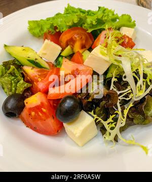 Kasachstan, Almaty. Gemischter Salat zum Mittagessen. Stockfoto