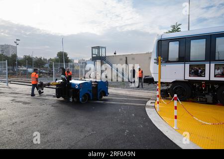 28. Juli 2023, Marseille, Frankreich: Allgemeiner Überblick über eine von Alstom hergestellte und vom Marseillais-Konstrukteur Ora-Ito entworfene Kutsche während der Lieferung der ersten Züge für die zukünftige automatisierte U-Bahn nach Marseille. Sabrina Agresti-Roubache von Marseille, neu ernannte Staatssekretärin für Städteangelegenheiten in der Regierung von Elisabeth Borne, ist bei der Lieferung der ersten Züge für die neue fahrerlose Metro von Marseille, die 2024 eingeführt werden soll, an das technische Zentrum der RTM (Regie des Transports de Marseille) anwesend. (Kreditbild: © Laurent Coust/SOPA Images via ZUMA Press Wire) EDITO Stockfoto