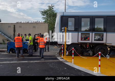 28. Juli 2023, Marseille, Frankreich: Allgemeiner Überblick über eine von Alstom hergestellte und vom Marseillais-Konstrukteur Ora-Ito entworfene Kutsche während der Lieferung der ersten Züge für die zukünftige automatisierte U-Bahn nach Marseille. Sabrina Agresti-Roubache von Marseille, neu ernannte Staatssekretärin für Städteangelegenheiten in der Regierung von Elisabeth Borne, ist bei der Lieferung der ersten Züge für die neue fahrerlose Metro von Marseille, die 2024 eingeführt werden soll, an das technische Zentrum der RTM (Regie des Transports de Marseille) anwesend. (Kreditbild: © Laurent Coust/SOPA Images via ZUMA Press Wire) EDITO Stockfoto