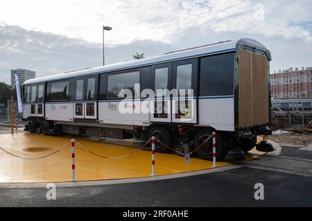 28. Juli 2023, Marseille, Frankreich: Allgemeine Ansicht eines von Alstom hergestellten und vom Marseillais-Konstrukteur Ora-Ito entworfenen Wagens während der Lieferung der ersten Züge für die zukünftige automatisierte U-Bahn nach Marseille. Sabrina Agresti-Roubache von Marseille, neu ernannte Staatssekretärin für Städteangelegenheiten in der Regierung von Elisabeth Borne, ist bei der Lieferung der ersten Züge für die neue fahrerlose Metro von Marseille, die 2024 eingeführt werden soll, an das technische Zentrum der RTM (Regie des Transports de Marseille) anwesend. (Kreditbild: © Laurent Coust/SOPA Images via ZUMA Press Wire) EDITOR Stockfoto