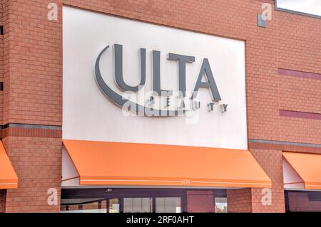 Springfield, Missouri - 22. Oktober 2022: Ulta Beauty, Inc. Ist eine amerikanische Kette von Schönheitsgeschäften, die Kosmetik, Parfüm und andere Kosmetikprodukte verkaufen Stockfoto