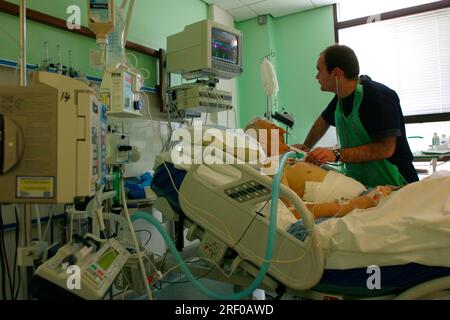 Eine Krankenschwester auf der Intensivstation, die einen älteren Patienten in einem NHS-Krankenhaus in Südwestengland überwacht. Stockfoto