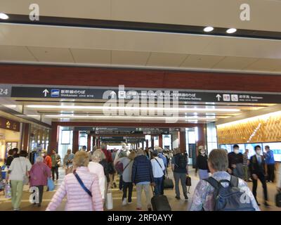 Passagiere folgen den Hinweisschildern nach Shinkansen oder Bullet Train am Bahnhof Kanazawa für ihren Zug nach Tokio, Japan. Stockfoto