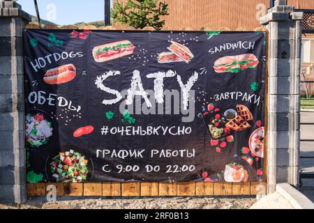 Kasachstan, Saty Village Hotel Restaurant Schild. Stockfoto