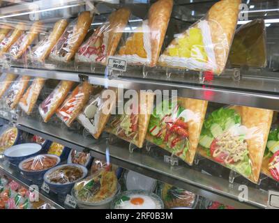 Kappabashi dori ist bekannt als „Küchenstraße“ mit vielen Vorratsgeschäften, die den Restauranthandel bedienen, einschließlich Plastikmodellen von Speisen für die Speisekarte. Stockfoto